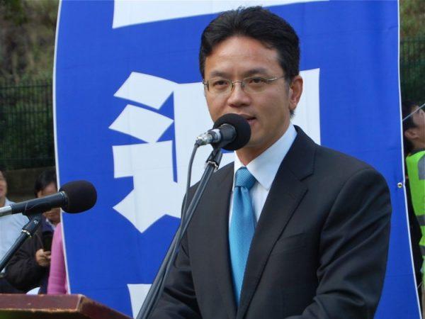 Chen Yonglin, a former Chinese diplomat who defected to Australia in 2005, speaks at a Sydney rally in 2015. Chen says CSSAs are supported by the Chinese regime and are used to control and spy on Chinese students and scholars outside China. (Shar Adams/The Epoch Times)