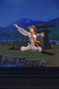 Piotr Huang performs in “Outlaw of Mt. Liang,” a dance depicting the story of Lin Chong, a respected gentleman and master of martial arts who is forced into exile by a nefarious official. (Courtesy of Shen Yun Performing Arts)
