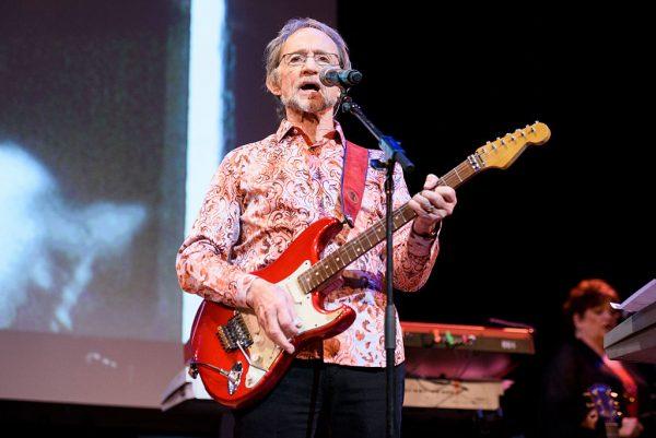 ©Getty Images | <a href="https://www.gettyimages.com/detail/news-photo/peter-tork-of-the-monkees-performs-live-on-stage-at-town-news-photo/537481038">Matthew Eisman</a>