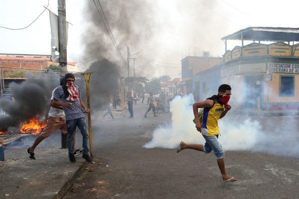  Demonstrators clash with Venezuela's security forces in Urena, Venezuela, on Feb. 23, 2019. (Andres Martinez Casares/Reuters)