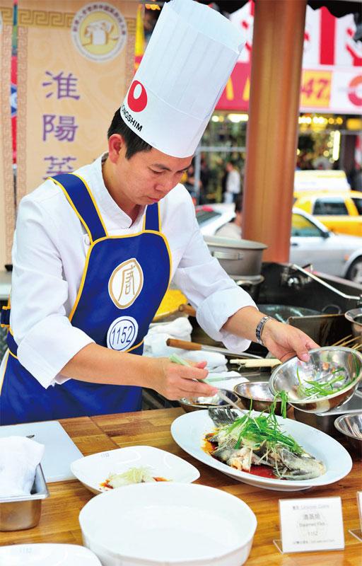 Luo Zizhao participating in NTD’s Fourth International Chinese Culinary Competition