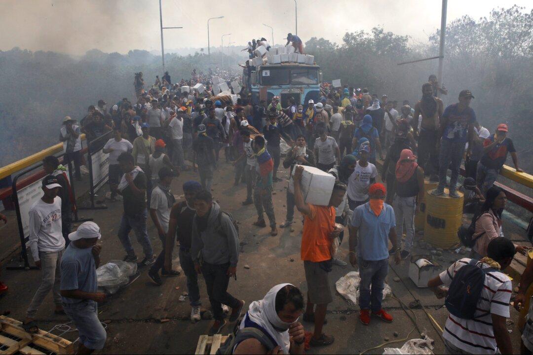 2 Killed as Maduro Sends Troops to Block Aid Convoys at Columbia Border