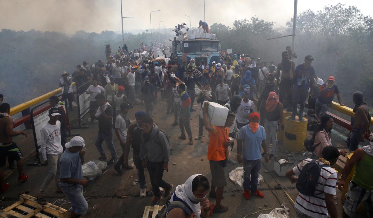 2 Killed as Maduro Sends Troops to Block Aid Convoys at Columbia Border