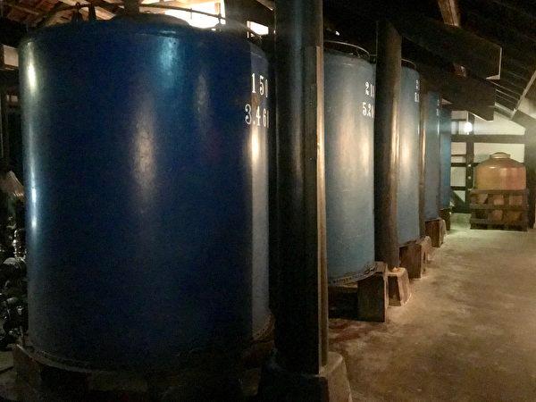 Sake storage barrels. (The Epoch Times)
