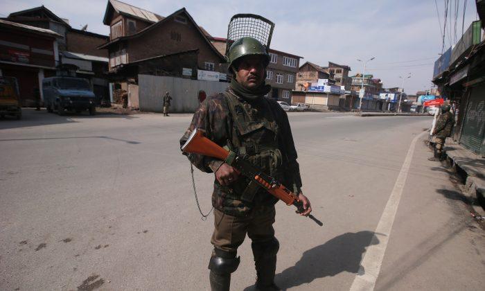 India Toughens Kashmir Crackdown; Five Dead in Battle With Terrorists, More Detained