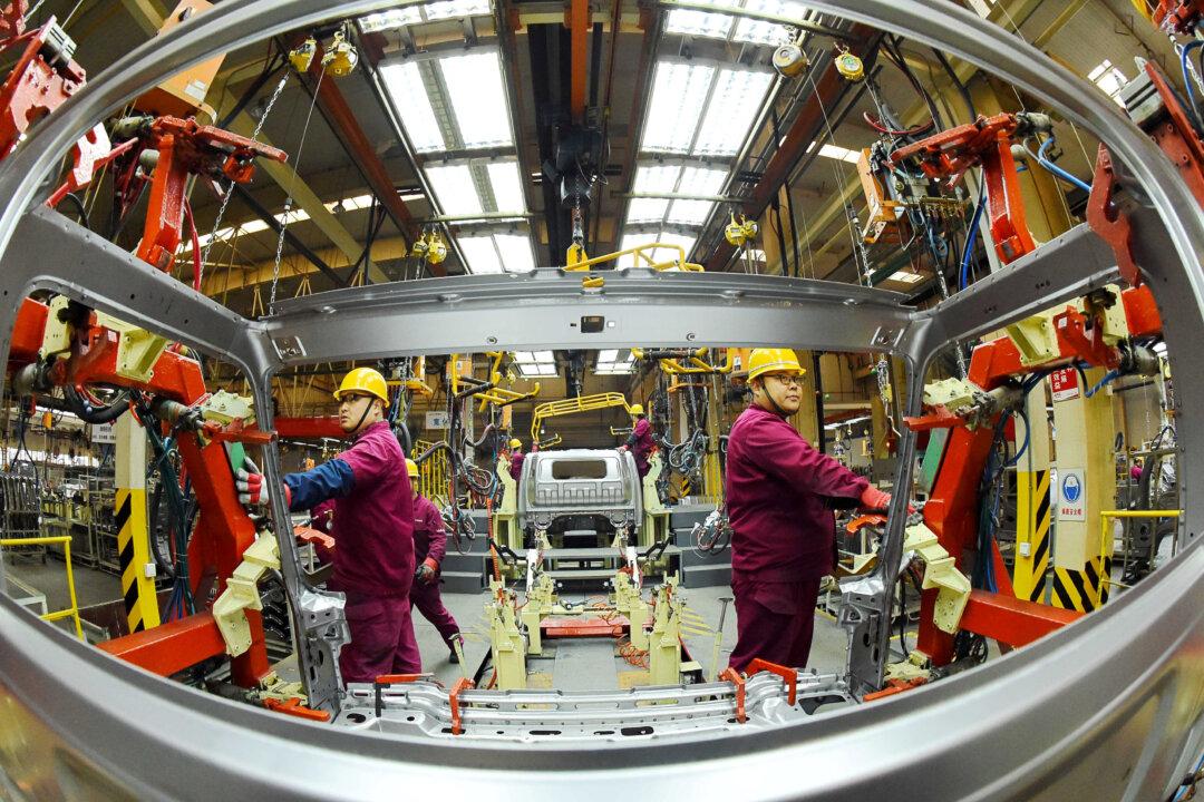 China February Factory Activity Seen Shrinking for Third Month
