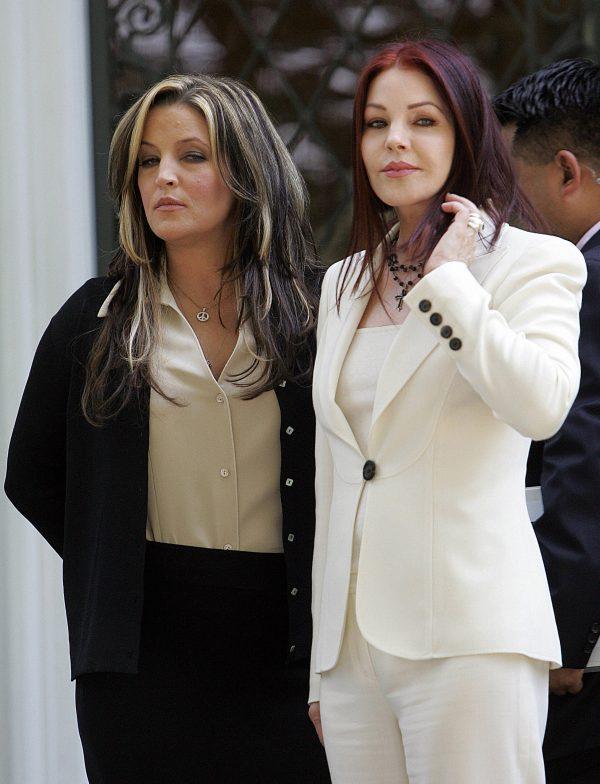 Priscilla Presley (R) and her daughter Lisa Marie Presley in 2006 (TIM SLOAN/AFP/Getty Images)