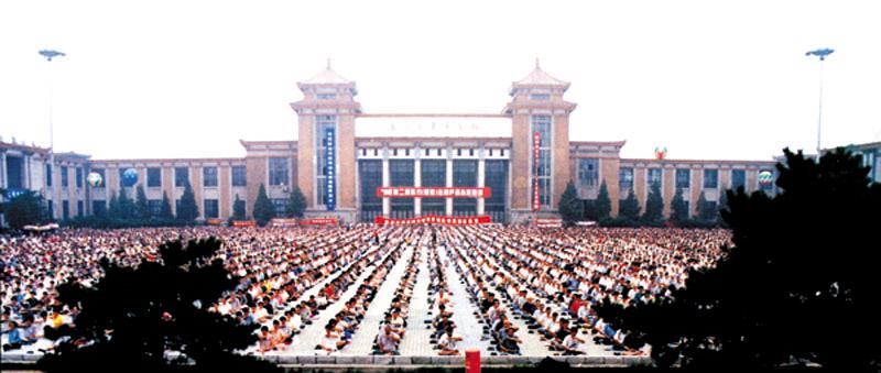 Falun Gong practitioners in Shenyang perform the fifth exercise of Falun Dafa. (©The Epoch Times)
