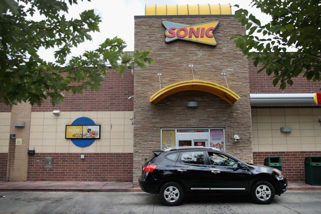 Woman Orders Food, Tells Server ‘This One’s on God’ Before Stealing the Meal: Police