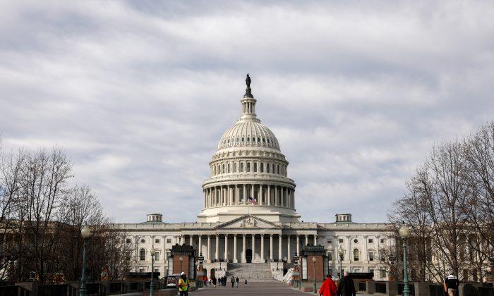 Democrat Urges Congress to Pay Staff Better