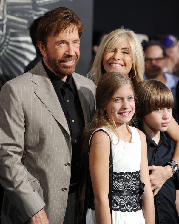 Norris with his wife, Gena, and their twins Dakota and Danilee (©Getty Images | <a href="https://www.gettyimages.com/detail/news-photo/cast-member-chuck-norris-arrives-with-his-wife-gena-okelly-news-photo/150328315">ROBYN BECK/AFP</a>)