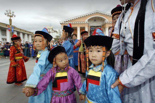 Mongolians dressed in traditional costume gather in the main square of Ulan Bator, Mongolia, to mark the 800th year anniversary of Genghis Khan 10 July, 2006. Mongolians celebrated 800 years since the Great Khan ruled over an empire bigger than that of the Romans. (©Getty Images | <a href="https://www.gettyimages.com/detail/news-photo/mongolians-dressed-in-traditional-costume-gather-in-the-news-photo/71405920">Peter Parks/AFP</a>)