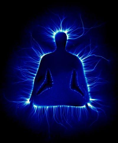 The aura of a person in meditation. Picture taken using the Kirlian method (Emmanuel HEREDIA/Wikimedia Commons)