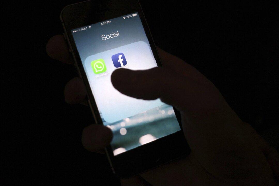 There’s an iPhone in This Viral Photo