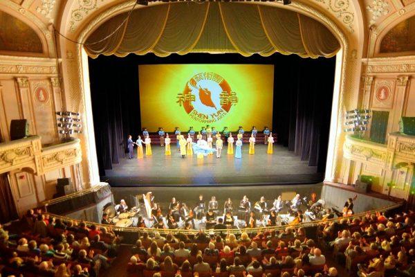Shen Yun Performing Arts Touring Company's curtain call at Philadelphia's Mirriam Theater, on March 3, 2019. (NTD Television)