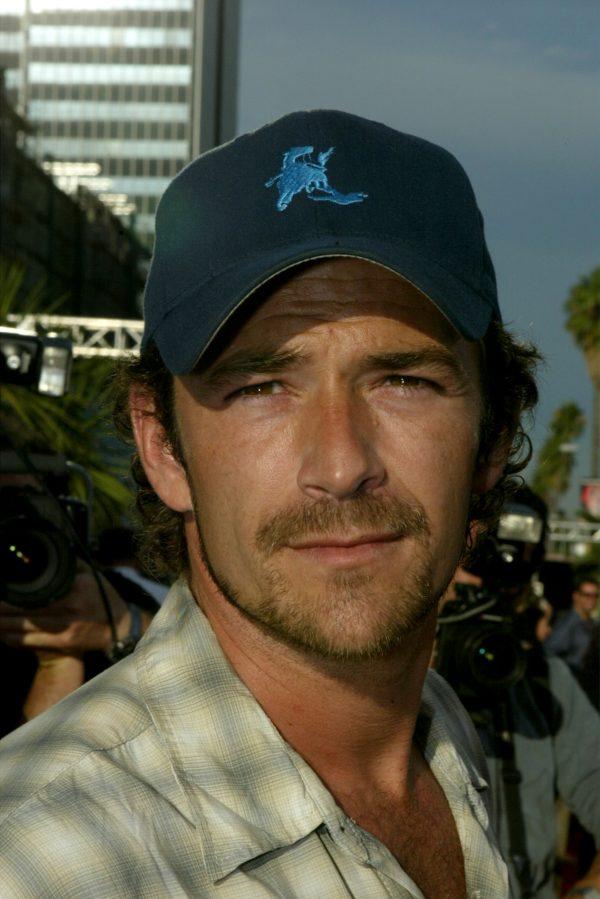 Actor Luke Perry attends the world premiere of Touchstone Pictures' film "Open Range" at the Cinerama Dome in Hollywood, Calif., on Aug. 11, 2003. (Carlo Allegri/Getty Images)