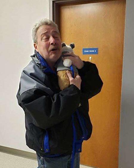 Louie is reunited with his rescuer and remembers him (Photo courtesy of <a href="https://www.facebook.com/Griffith-Animal-Hospital-228490937200372/">Griffith Animal Hospital</a>)