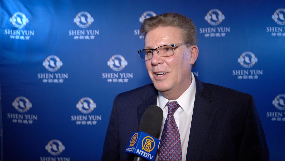 Shen Yun Offers a Special Gift: Respect for Traditional China