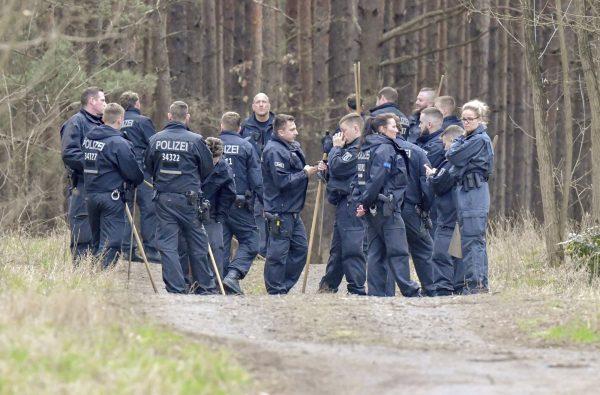 Berlin police search a forest in Kummersdorf, Germany, on March 8, 2019. (Patrick Pleul/DPA via AP)