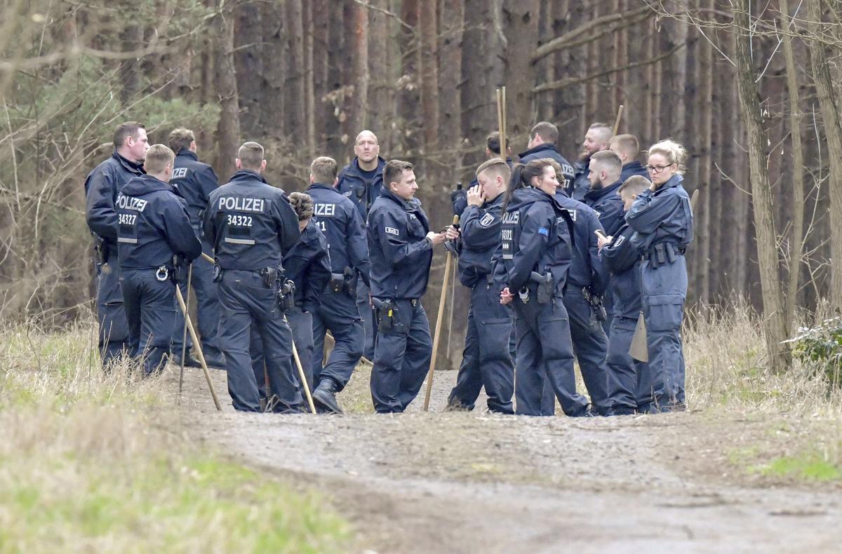 Berlin police search a forest in Kummersdorf, Germany on Mar. 8, 2019. (Patrick Pleul/DPA via AP)