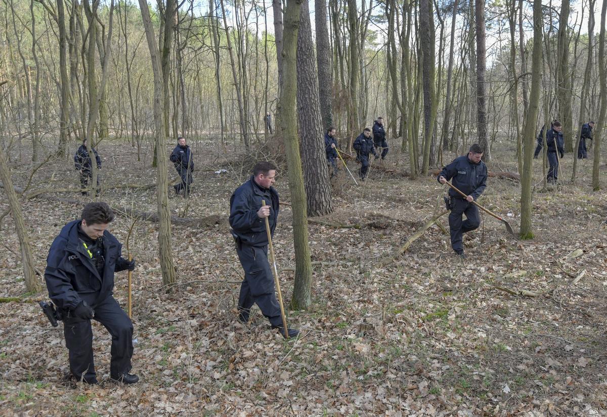 Berlin police search a forest in Kummersdorf, Germany on Mar. 8, 2019. (Patrick Pleul/dpa via AP)
