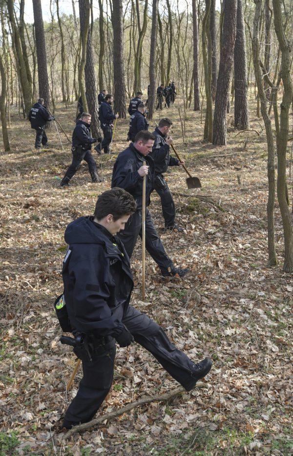 Berlin police search a forest in Kummersdorf, Germany, on March 8, 2019. (Patrick Pleul/DPA via AP)