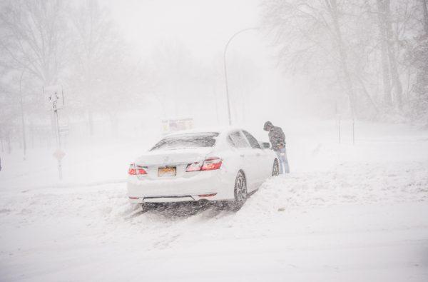 Illustration – Getty Images | <a href="https://www.gettyimages.com/detail/news-photo/drivers-cars-are-stuck-on-rt-347-during-a-blizzard-that-hit-news-photo/634390032">Andrew Theodorakis</a>