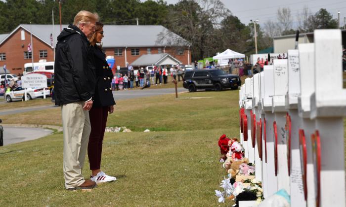 Trump Meets Relatives of Alabama Tornado Victims, Surveys ‘Unbelievable Devastation’