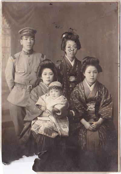 Kane with family and relatives. From left: Hideo Tanaka, Kane Tanaka, Nobuo Tanaka, Tsuruko Kunimasa, Toyoko Nakamura (Guinness)