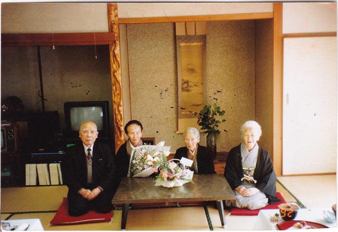 From right: Kane Tanaka, Hana and Nao Sakai (sisters), Kiyoshi Ota (younger brother) (Guinness)