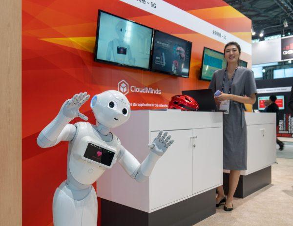An AI robot (L) by CloudMinds is seen during the Mobile World Conference in Shanghai on June 27, 2018. (-/AFP/Getty Images)