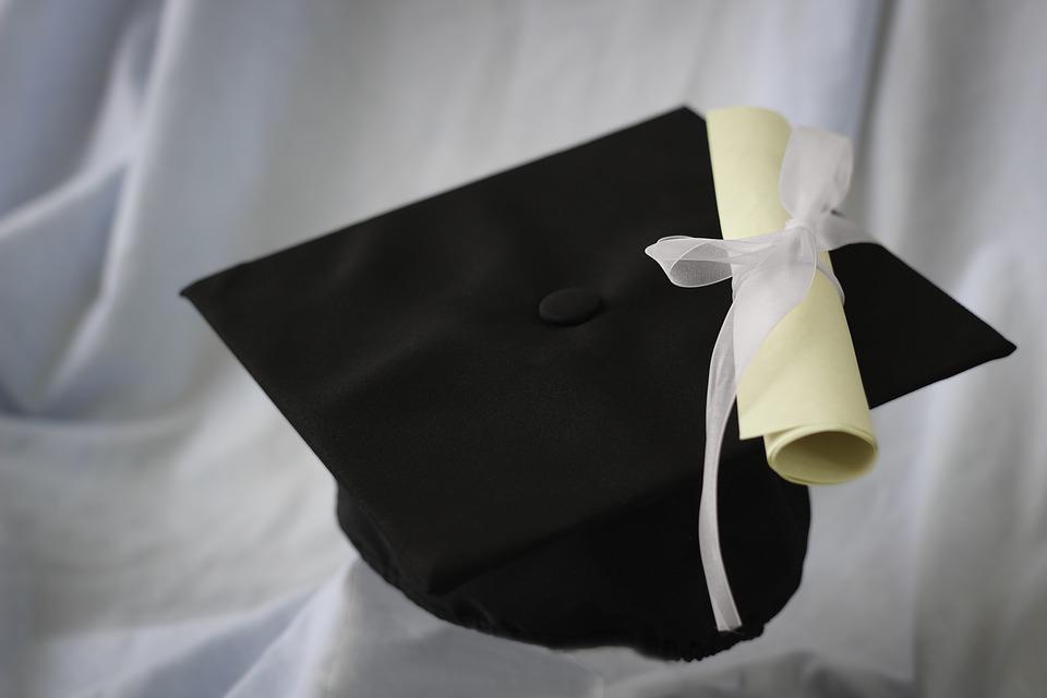 Picture of a diploma and graduation cap. (Vloveland/Pixabay)