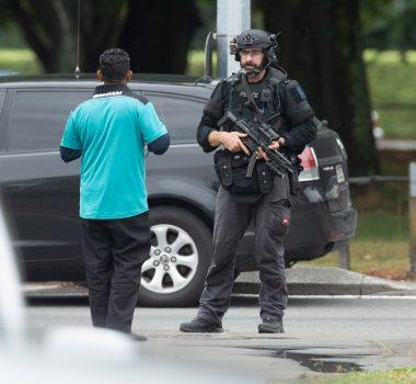 A member of the AOS (Armed Offenders Squad) following a shooting at the Al Noor mosque in Christchurch, New Zealand, on March 15, 2019. (Martin Hunter/Reuters/SNPA)