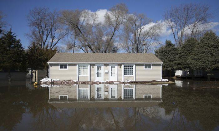 More Evacuations in Midwest as Floodwaters Head Downstream