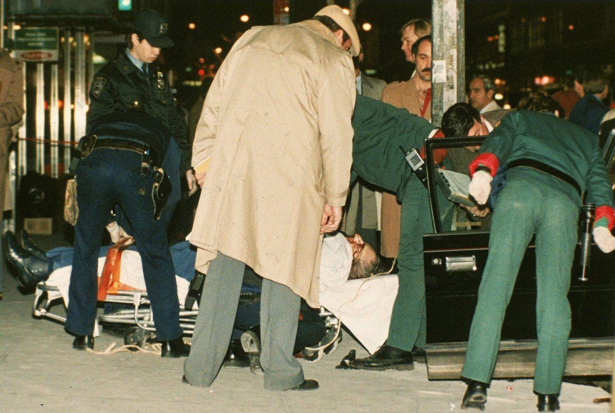 The body of mafia crime boss Paul Castellano lies on a stretcher outside the Sparks Steak House in New York after he and his bodyguards were gunned down at the direction of John Gotti, who then took over as boss on Dec. 16, 1985. (Mario Suriani/AP Photo)