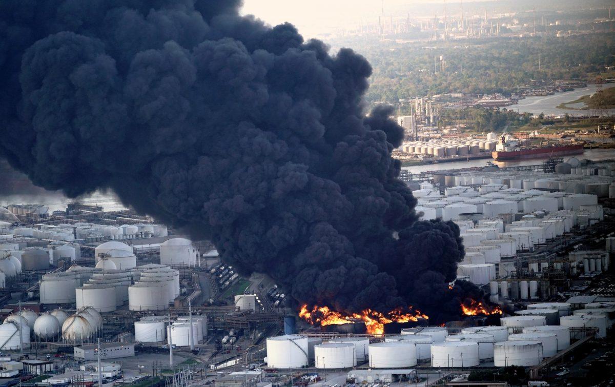 A plume of smoke rises from a petrochemical fire at the Intercontinental Terminals Company in Deer Park, Texas, on March 18, 2019. (David J. Phillip/AP Photo)