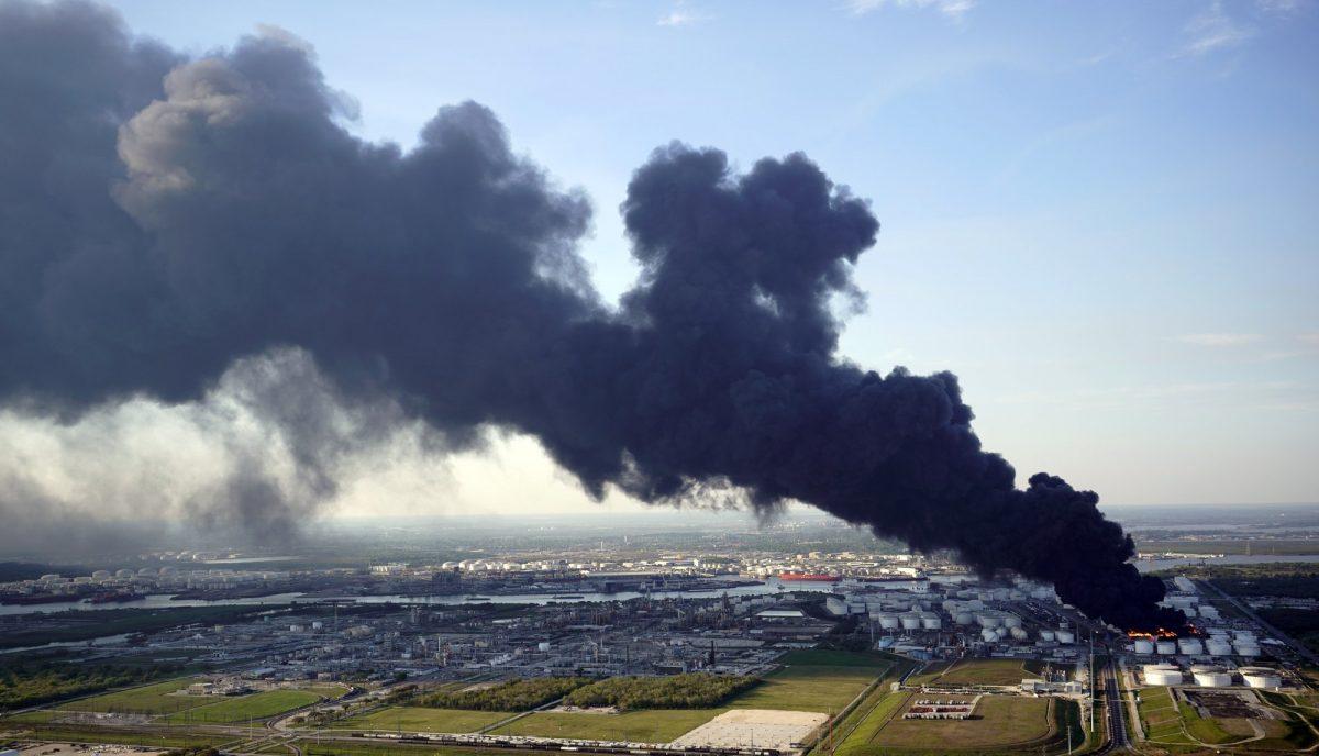 A plume of smoke rises from a petrochemical fire at the Intercontinental Terminals Company in Deer Park, Texas on March 18, 2019. (David J. Phillip/AP Photo)
