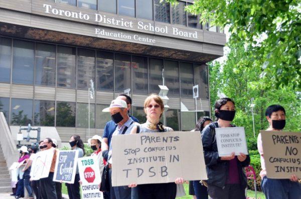 Demonstrators protest the Toronto District School Board’s partnership with the Beijing-controlled Confucius Institute outside the TDSB on June 18, 2014. (Allen Zhou/Epoch Times)