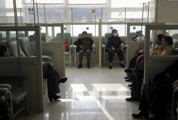 Patients receive intravenous injections at a hospital in Beijing on January 7, 2009. (LIU JIN/AFP/Getty Images)
