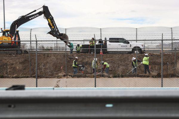 Construction takes place on the border fence separating El Paso, Texas, and Juarez, Mexico, on Feb. 14, 2019. (Charlotte Cuthbertson/The Epoch Times)