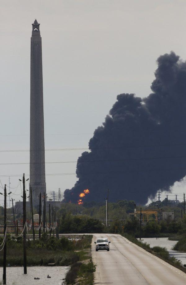 A plume of smoke rises from a petrochemical fire at the Intercontinental Terminals Company in Deer Park, Texas, on March 18, 2019. (David J. Phillip/AP Photo)