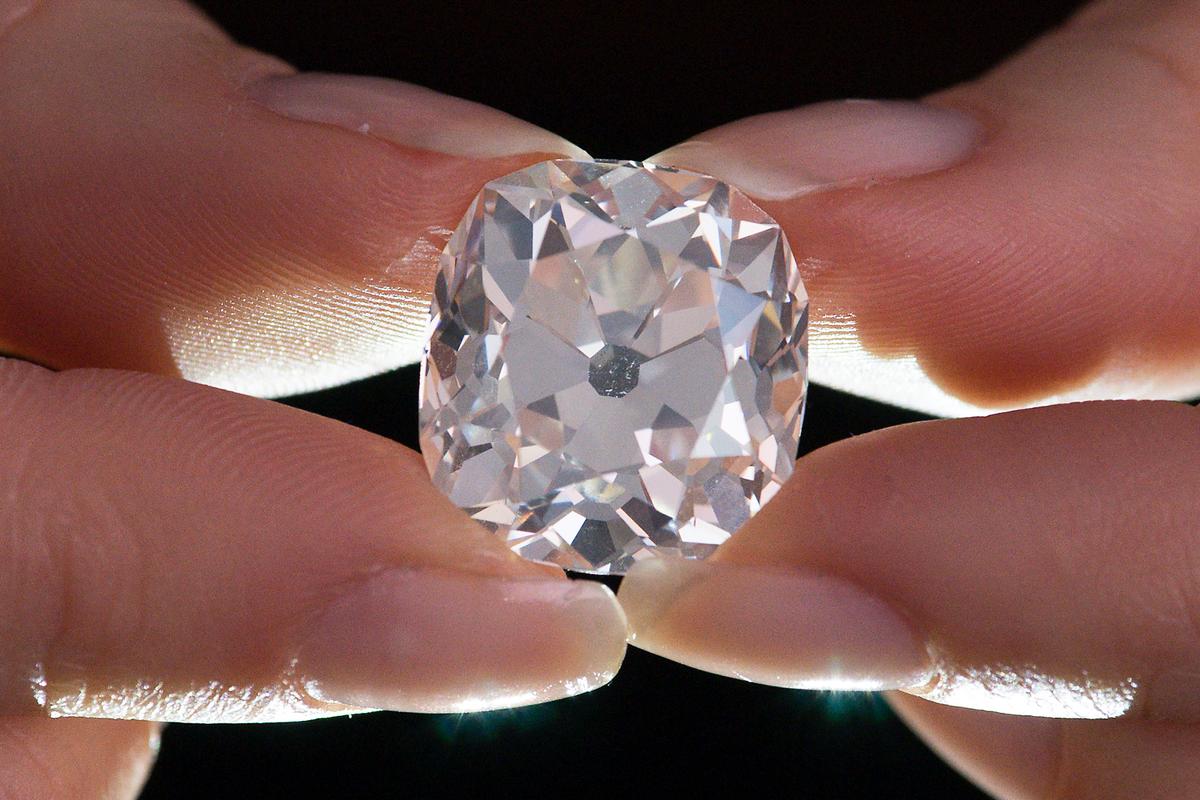 ©Getty Images | <a href="https://www.gettyimages.com/detail/news-photo/member-of-sothebys-staff-poses-holding-a-26-27-carat-news-photo/686760232">JUSTIN TALLIS/AFP</a>