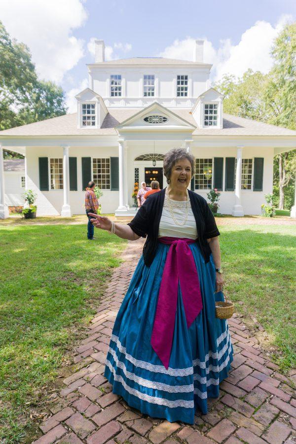 Ladies in hoop skirts lead tours of Sweet Auburn. (Crystal Shi/The Epoch Times)
