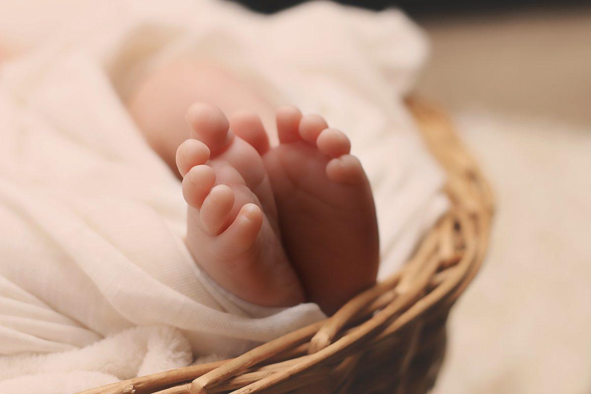 A newborn baby's feet. (Esudroff/Pixabay)