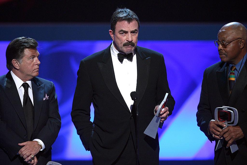 Actors (L-R) Larry Manetti, Tom Selleck, and Roger E. Mosley accept the Hero Award for "Magnum P.I" (©Getty Images | <a href="https://www.gettyimages.com/detail/news-photo/actors-larry-manetti-tom-selleck-and-roger-e-mosley-accept-news-photo/86038468">Alberto E. Rodriguez</a>)