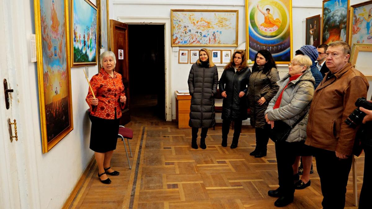Docent guides the Zhen Shan Ren Art Exhibition tour in Kiev, Ukraine. (NTD/screenshot)