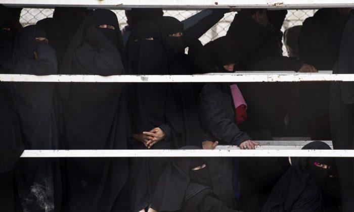Mob of ISIS Brides Attacks Guards at Refugee Camp in Syria