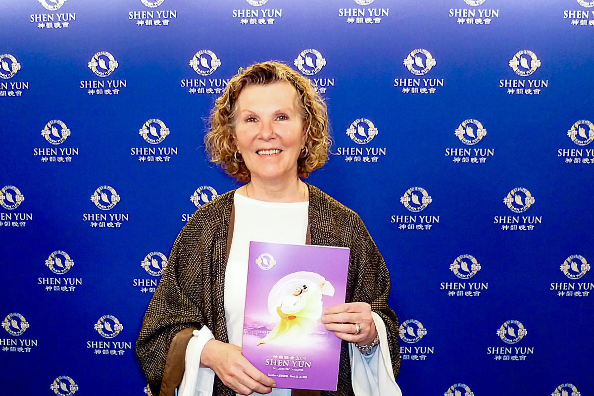 Business Owner Touched by Shen Yun Beauty