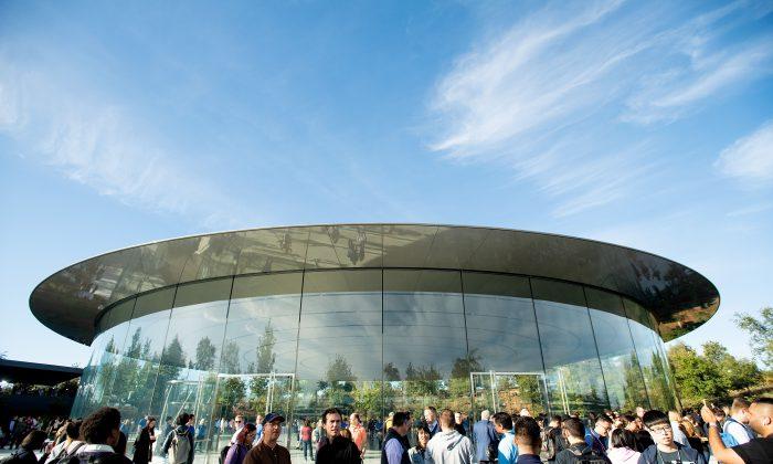 Apple’s Reinvention as a Services Company Starts for Real