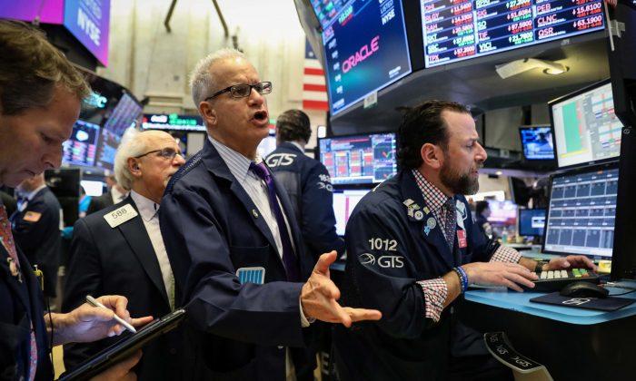Wall Street Tumbles on Global Economic Slowdown Fears
